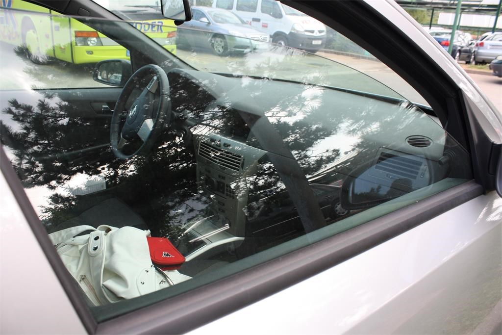 Provalio u automobil i otuđio torbu: ne ostavljajte vrijedne stvari u vozilima